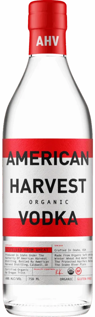 Garrafa de American Harvest Organic Vodka com rótulo vermelho e branco em fundo neutro