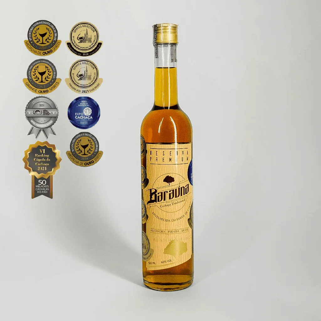 Garrafa de Cachaça Baraúna Premium Carvalho, com medalhas de concursos ao fundo