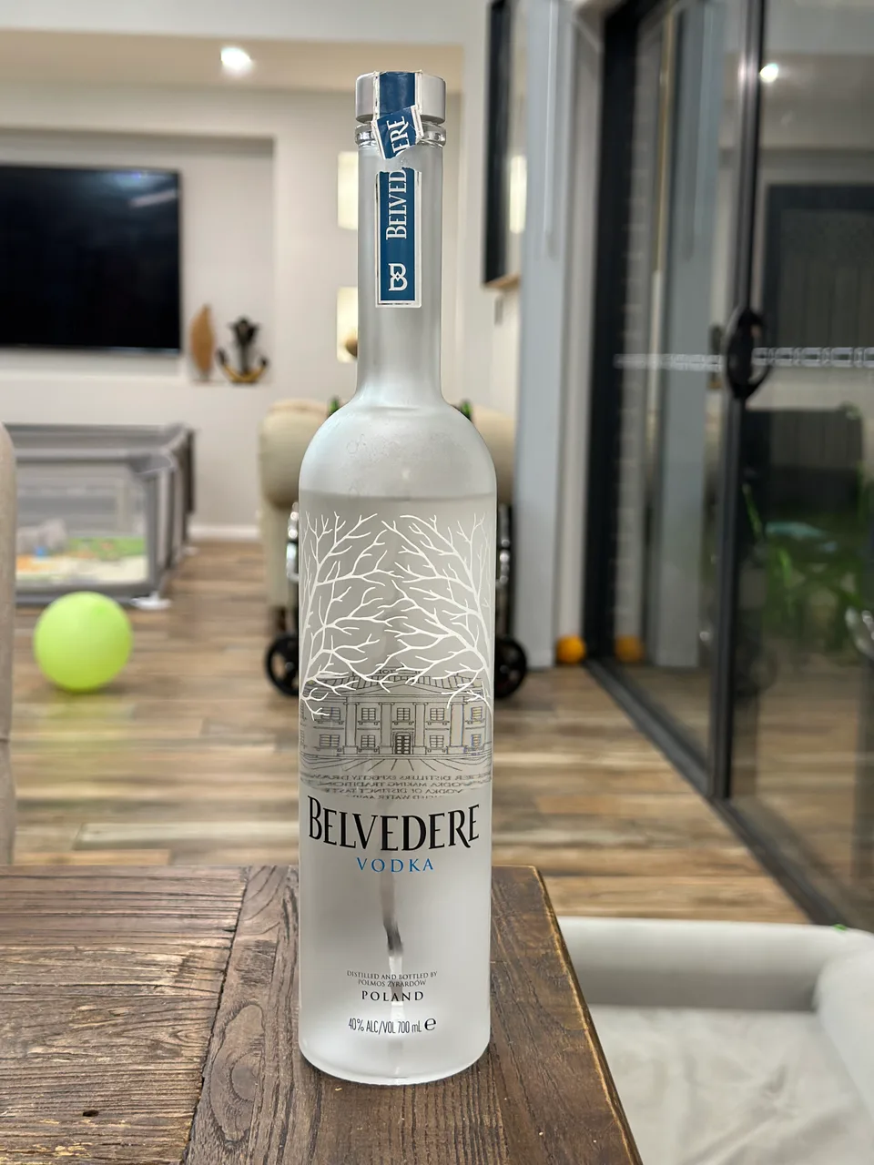 Garrafa de Belvedere Vodka com o desenho do palácio polonês gravado no vidro