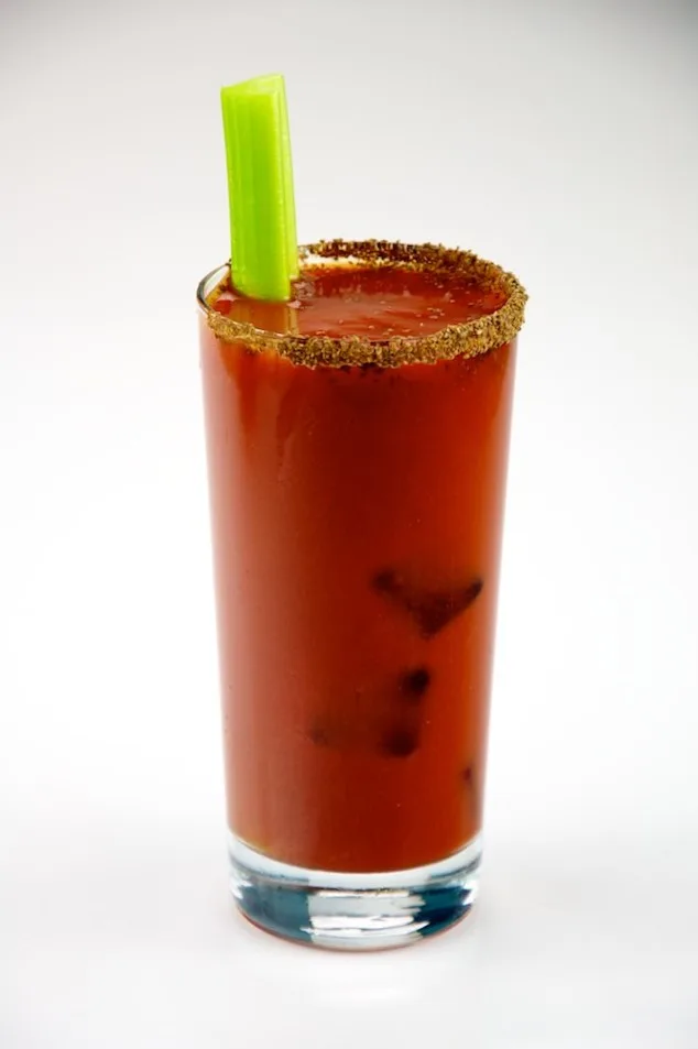 Bloody Mary em copo alto com borda apimentada e talo de aipo como guarnição