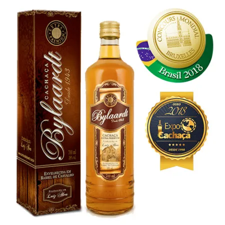 Garrafa de Cachaça Bylaardt Extra Premium ao lado da caixa e das medalhas do produto