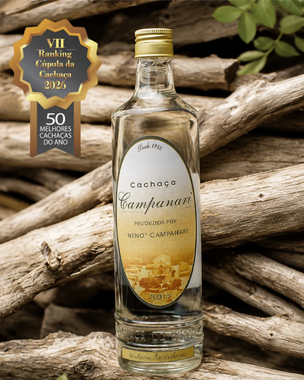 Garrafa de Cachaça Campanari envelhecida em amendoim, apoiada sobre lenha, com selo do ranking Cúpula da Cachaça 2026