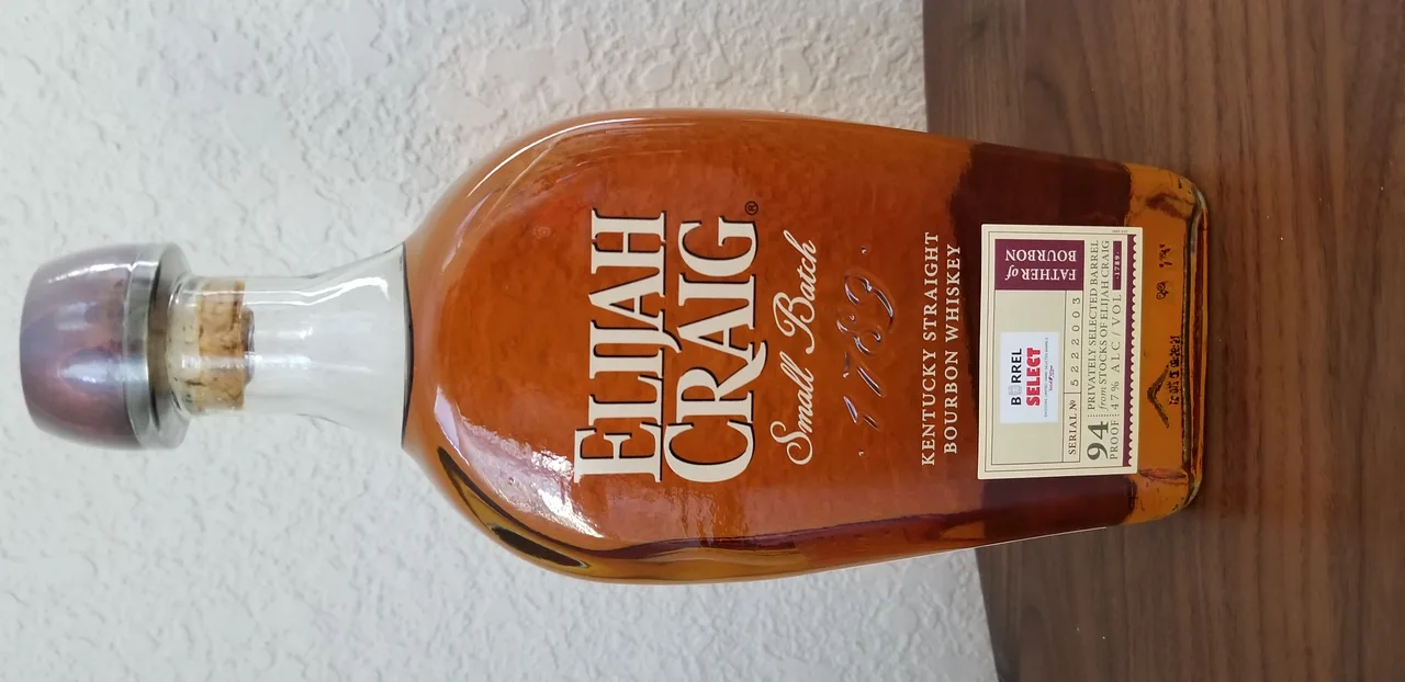 Garrafa de Elijah Craig Small Batch, bourbon batizado em homenagem ao reverendo Elijah Craig