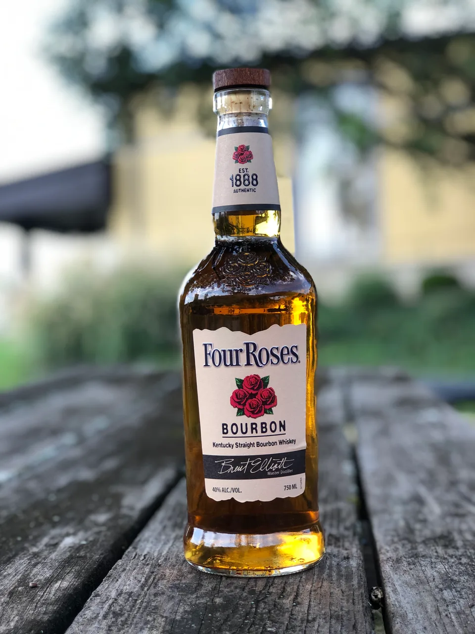 Garrafa de Four Roses, bourbon com o rótulo de rosas vermelhas, ao ar livre