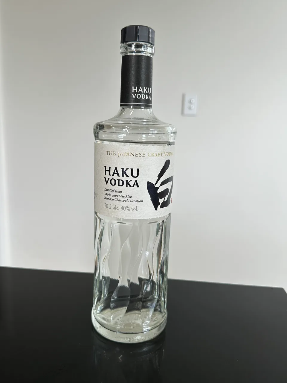 Garrafa de Haku Vodka com o ideograma japonês de branco estampado no rótulo