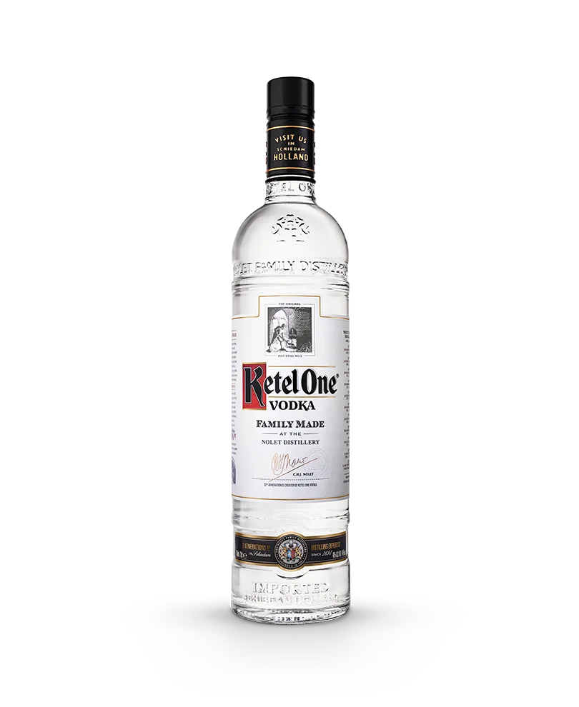 Garrafa de Ketel One Vodka com o rótulo branco e vermelho característico