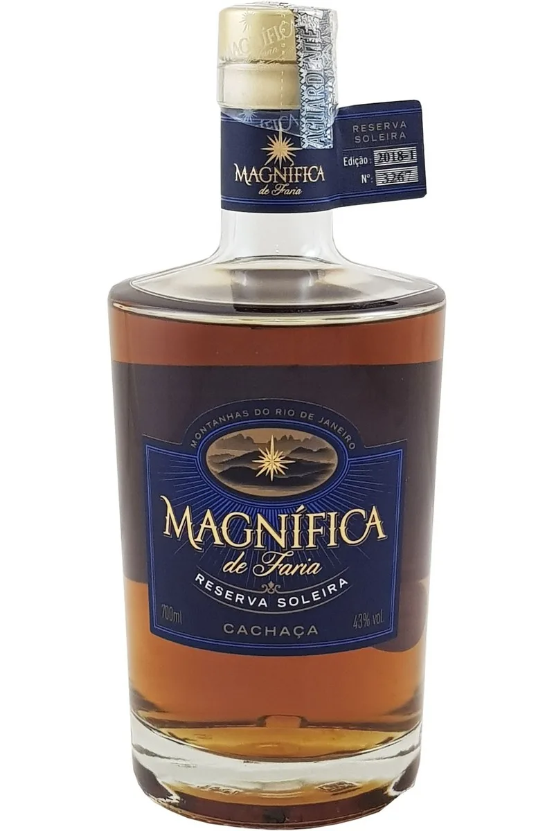 Garrafa de Cachaça Magnífica de Faria Reserva Soleira, rótulo azul-marinho com selo de edição numerada