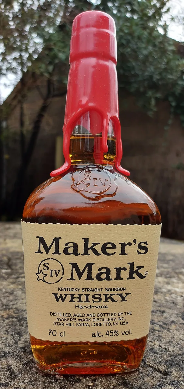 Garrafa de Maker's Mark com o lacre de cera vermelha característico