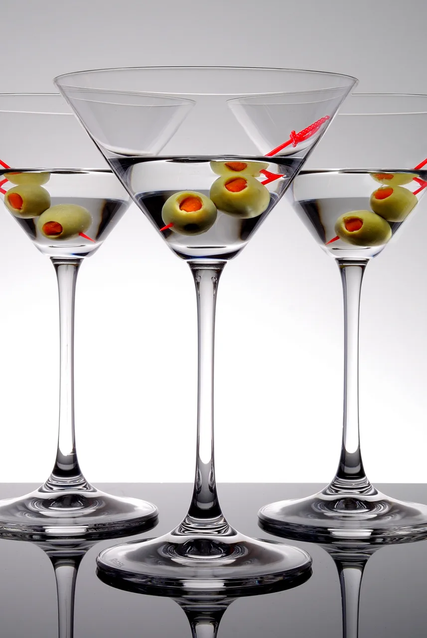 Três martinis com azeitonas verdes espetadas