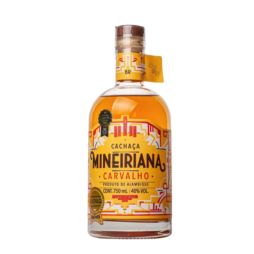 Garrafa de Cachaça Mineiriana Carvalho, rótulo amarelo com estampa geométrica