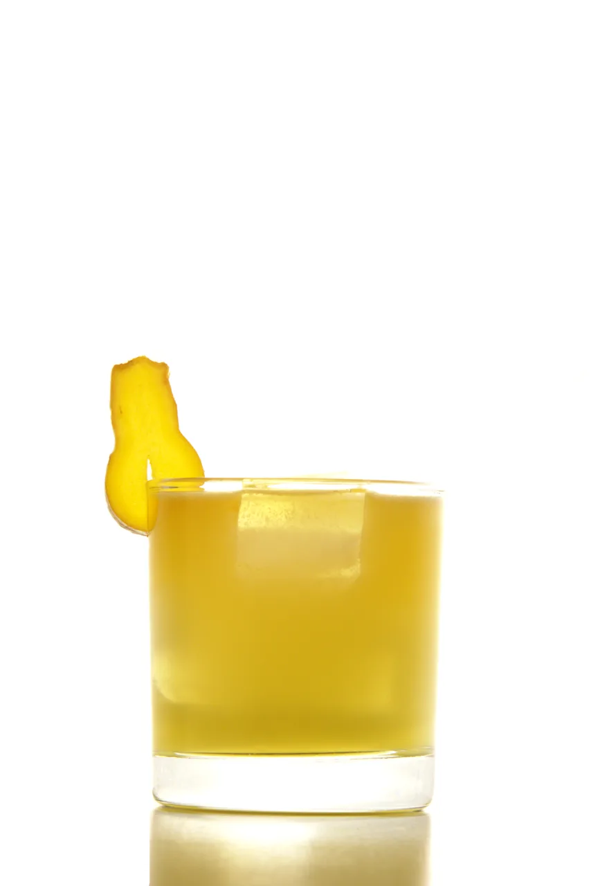 Penicillin em copo baixo com cubo de gelo grande e gengibre cristalizado