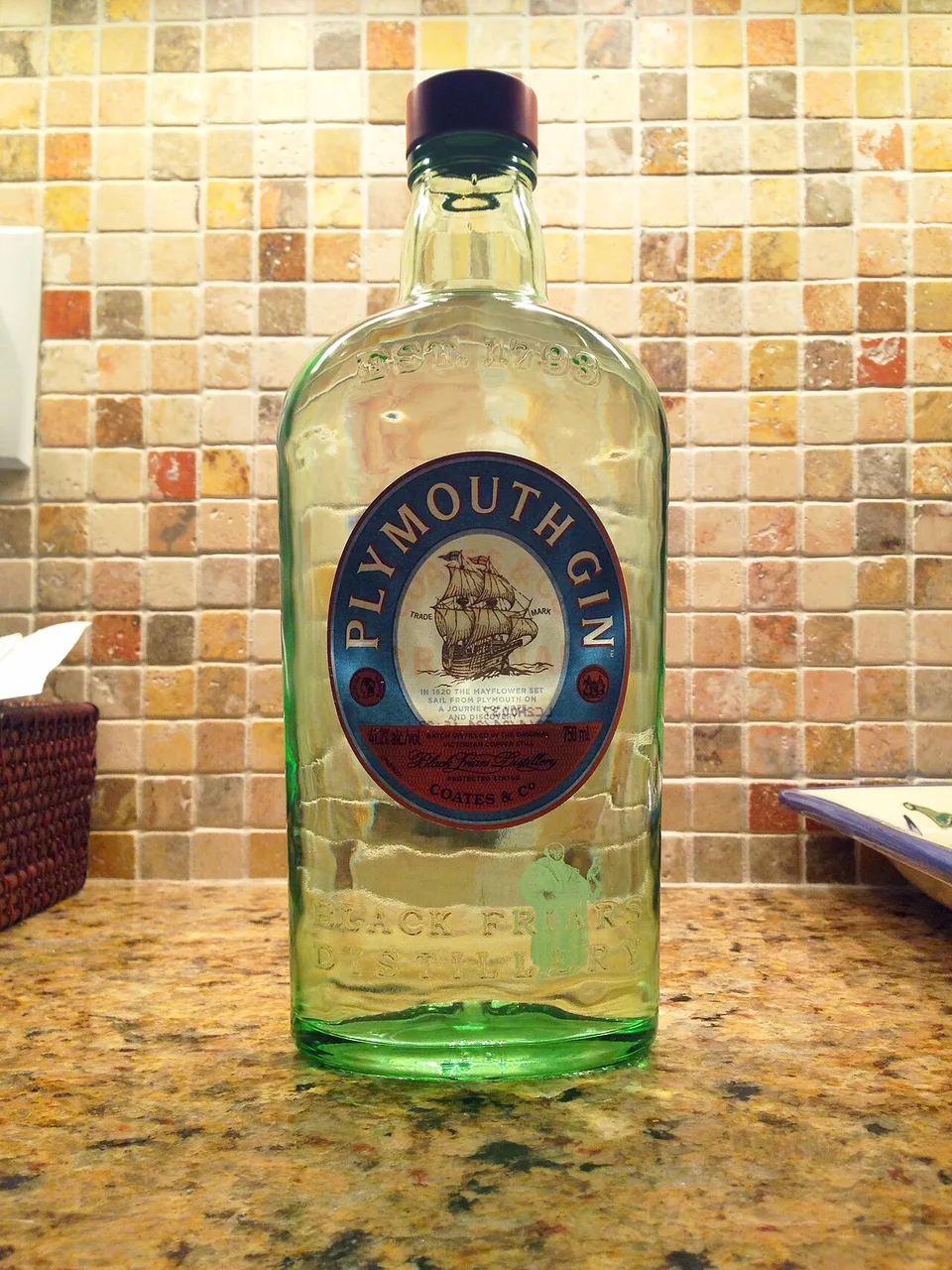 Garrafa de Plymouth Gin com o rótulo do navio Mayflower