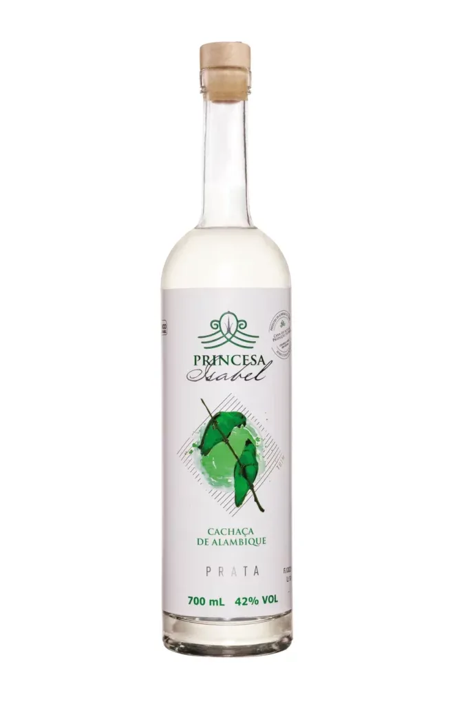 Garrafa de Cachaça Princesa Isabel Prata, rótulo branco com ilustração de aves em aquarela