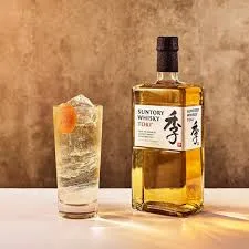 Garrafa de Suntory Toki ao lado de um highball servido com gelo