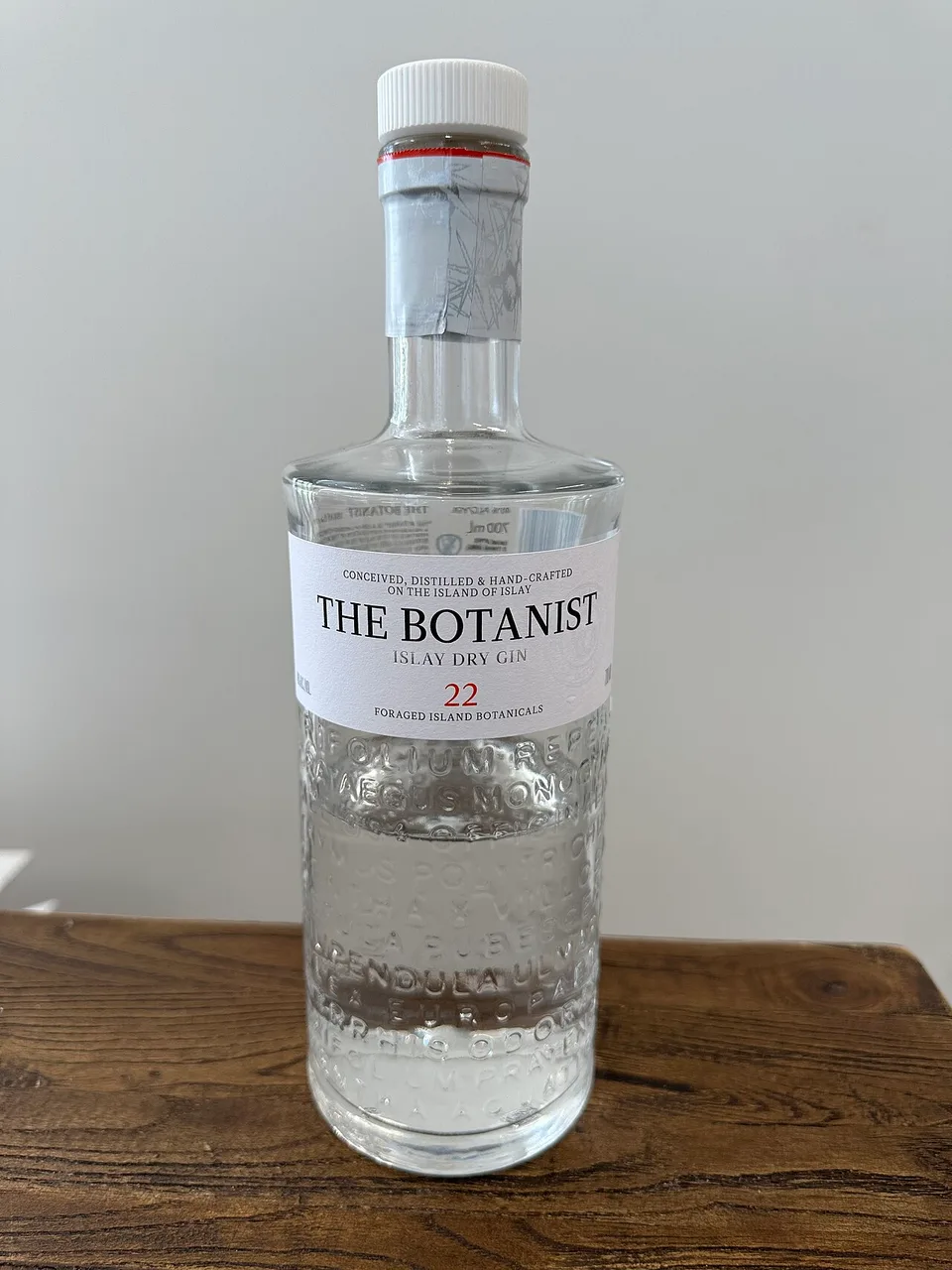 Garrafa de The Botanist Islay Dry Gin com rótulo minimalista