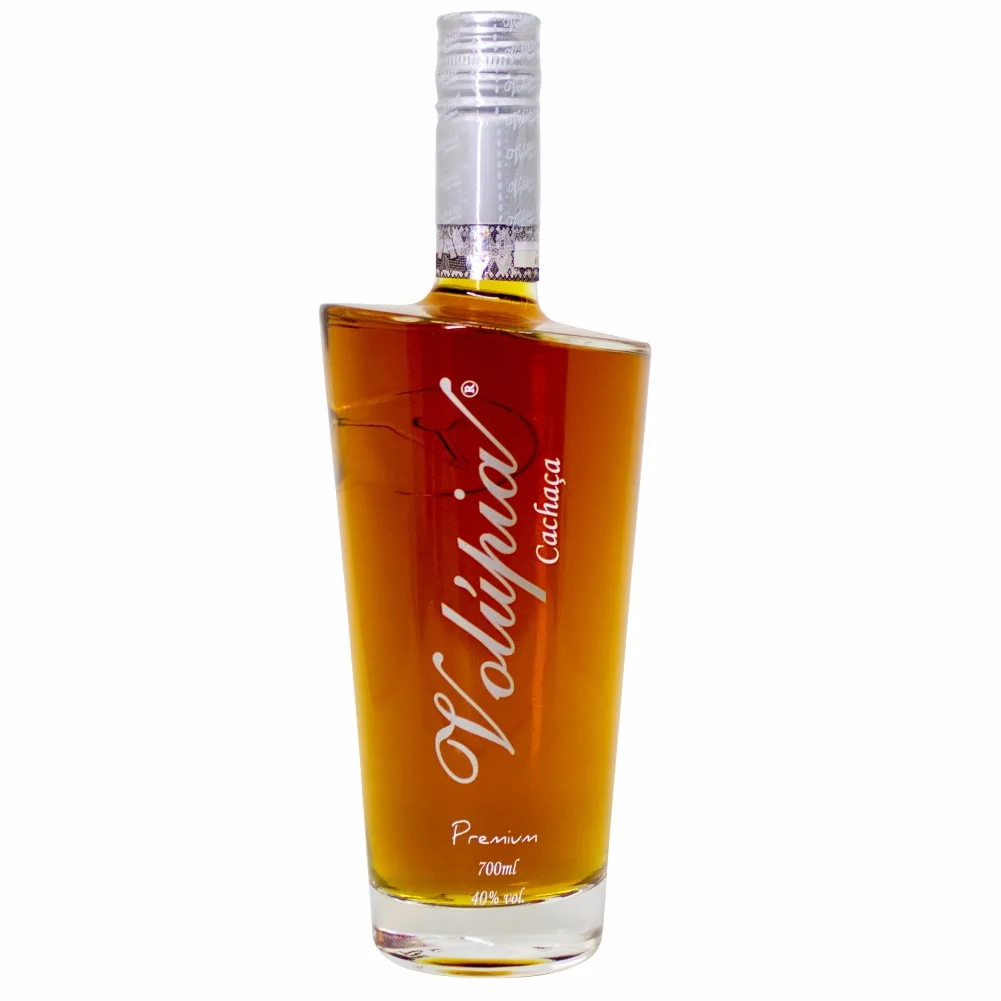 Garrafa de Cachaça Volúpia Premium, garrafa alta e afunilada com destilado âmbar