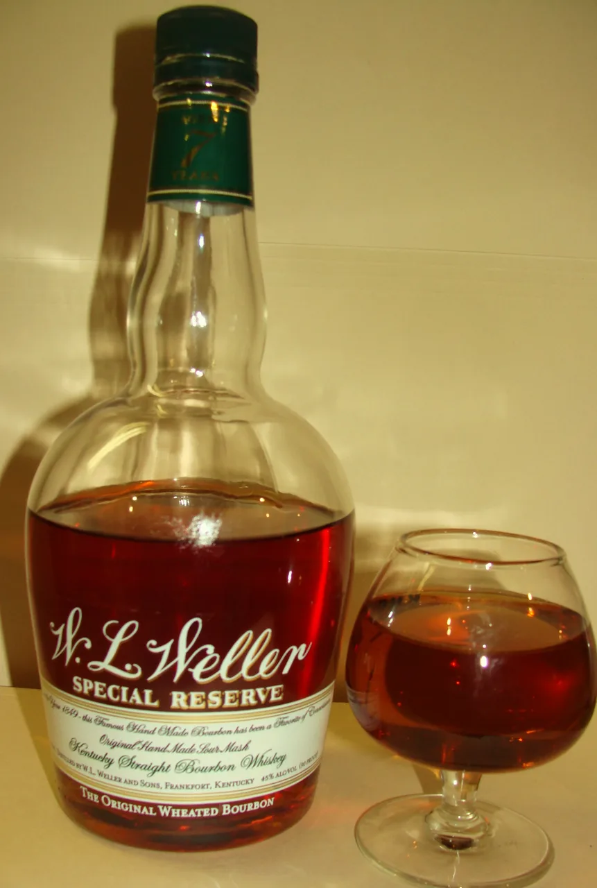 Garrafa de W.L. Weller Special Reserve ao lado de uma taça com o destilado servido