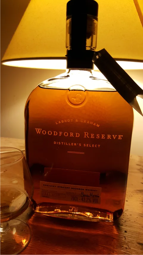 Garrafa de Woodford Reserve Distiller's Select iluminada por trás