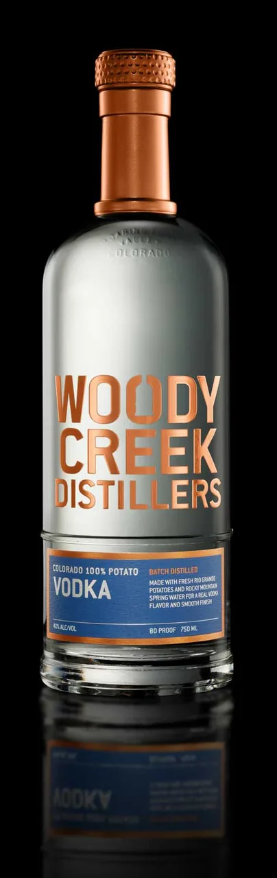 Garrafa de Woody Creek 100% Potato Vodka com acabamento metálico e detalhes em cobre
