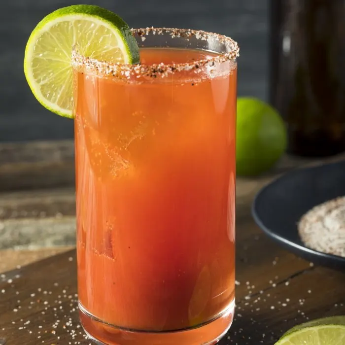 Cerveja em drinks: michelada, shandy e a lata que vira coquetel